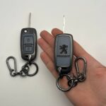 کاور ریموت پژو 405 و پارس کلید تاشو دو دکمه بدون بند دور فلزی وسط چرم - Image 2