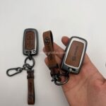 کاور ریموت هیوندایی و کیا سه دکمه دور فلزی وسط چرم اعلا - Image 3