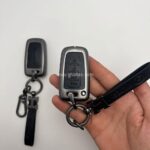 کاور ریموت هیوندایی و کیا چهار دکمه دور فلزی وسط چرم اعلا - Image 2