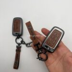 کاور ریموت هیوندایی و کیا چهار دکمه دور فلزی وسط چرم اعلا - Image 4