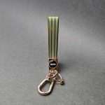 آویز کلید پلاستیکی با نوار طلایی - Image 3