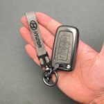 کاور ریموت هیوندایی و کیا چهار دکمه دور فلزی وسط چرم اعلا - Image 8