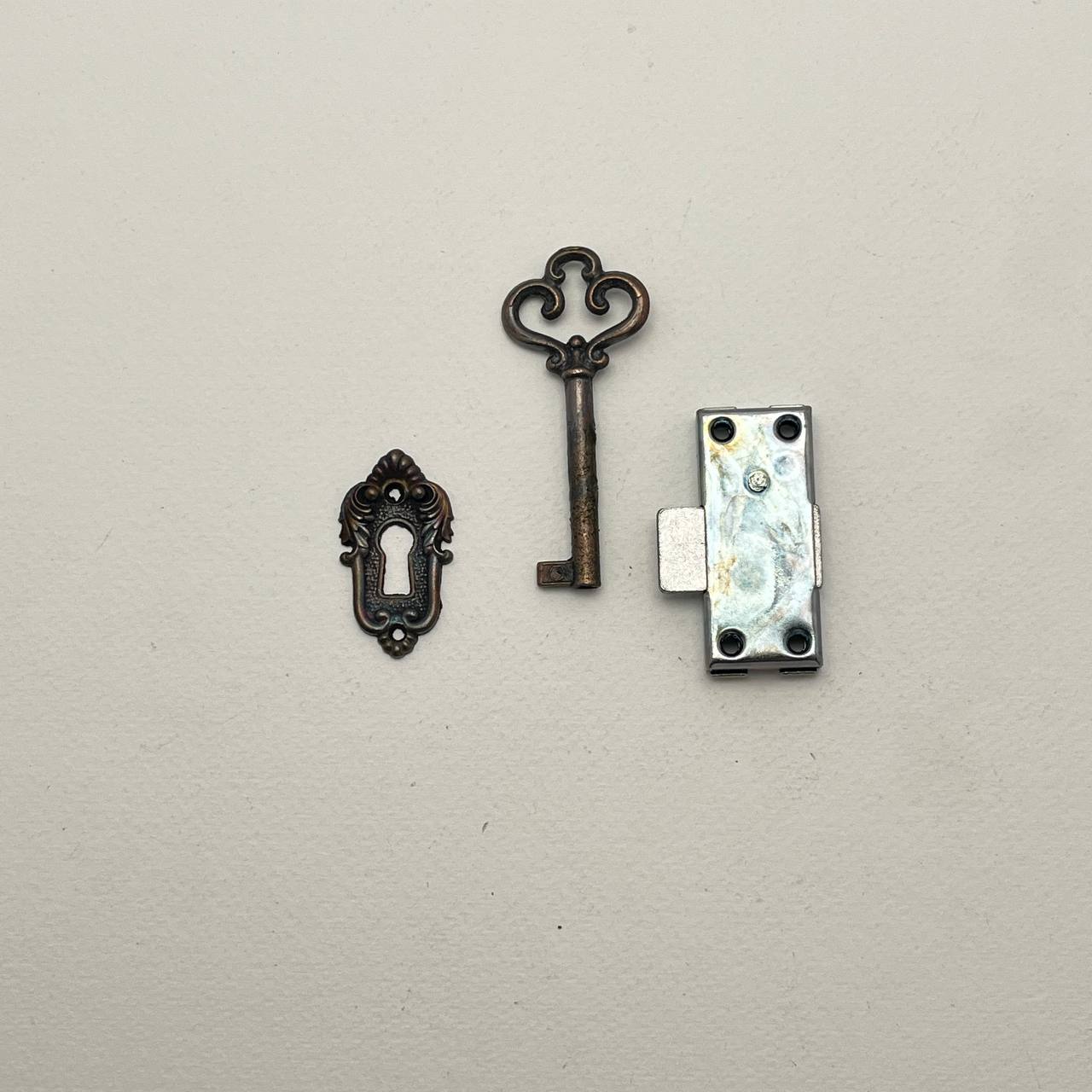 photo_14_2025-04-15_18-56-32 قفل بوفه یک طرفه کلید تاجی مقاوم و شیک - Image 1