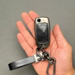 کاور ریموت پژو 405 و پارس کلید تاشو دو دکمه با بند دور فلزی وسط چرم اعلا - Image 4