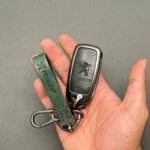 کاور ریموت پژو 405 و پارس کلید تاشو دو دکمه با بند دور فلزی وسط چرم اعلا