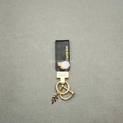 آویز چرم صدف دار