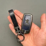 کاور ریموت پژو 405 و پارس کلید تاشو دو دکمه با بند دور فلزی وسط چرم اعلا - Image 3