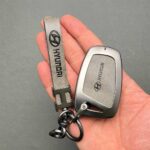 کاور ریموت هیوندایی گرنجور و سانتافه کیلس چهار دکمه طرح دورفلزی وسط چرم اعلا - Image 6