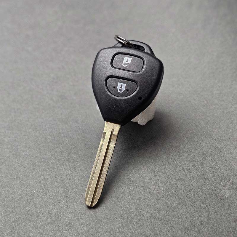 قاب-ریموت-تویوتا-کمری-و-یاریس-همراه-با-تیغه-01 قاب ریموت تویوتا کمری و یاریس همراه با تیغه - Image 1