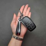 کاور ریموت تویوتا کرولا – لوین – هایلوکس – C-HR و RAV4 هیبریدی ۴ دکمه طرح چرم با بند