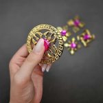 اسپینر فلزی طلایی با قاب سفید